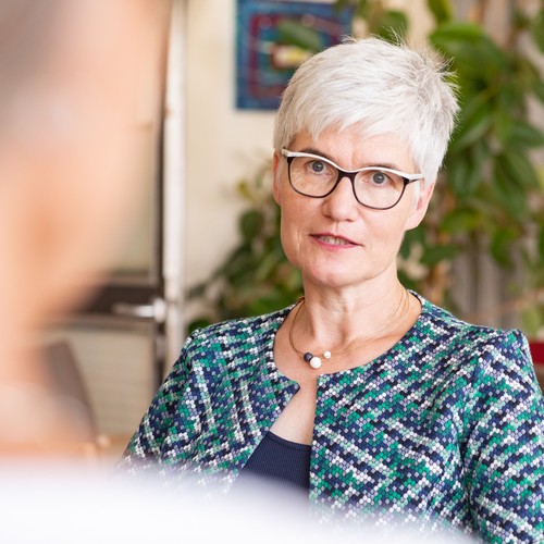 Eine Frau unterhält sich mit ihrem Gegenüber.