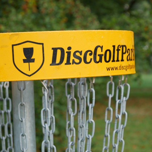 Auf diesem Bild ist ein Disc-Golf-Korb zu sehen.