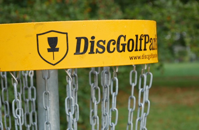 Einer von vielen Disc-Golf Körben, die auf dem Klinikgelände in Lippstadt stehen