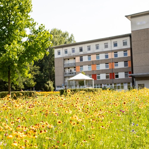 Klinikgebäude auf dem Klinikgelände in Lippstadt.