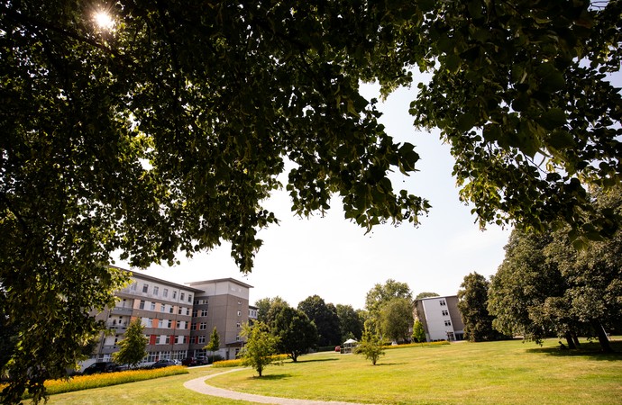 Der Klinikpark in Lippstadt mit seiner großen Grünfläche