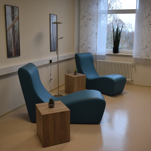 Entspannungsraum mit großen Sesseln.