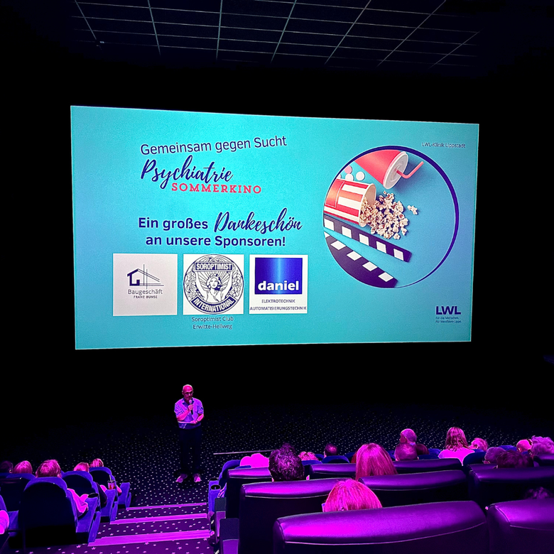 Stefan Kühnhold bei der Eröffnung des Psychiatrie-Sommerkinos im Cineplex Lippstadt. Foto: LWL/Enrica Gore