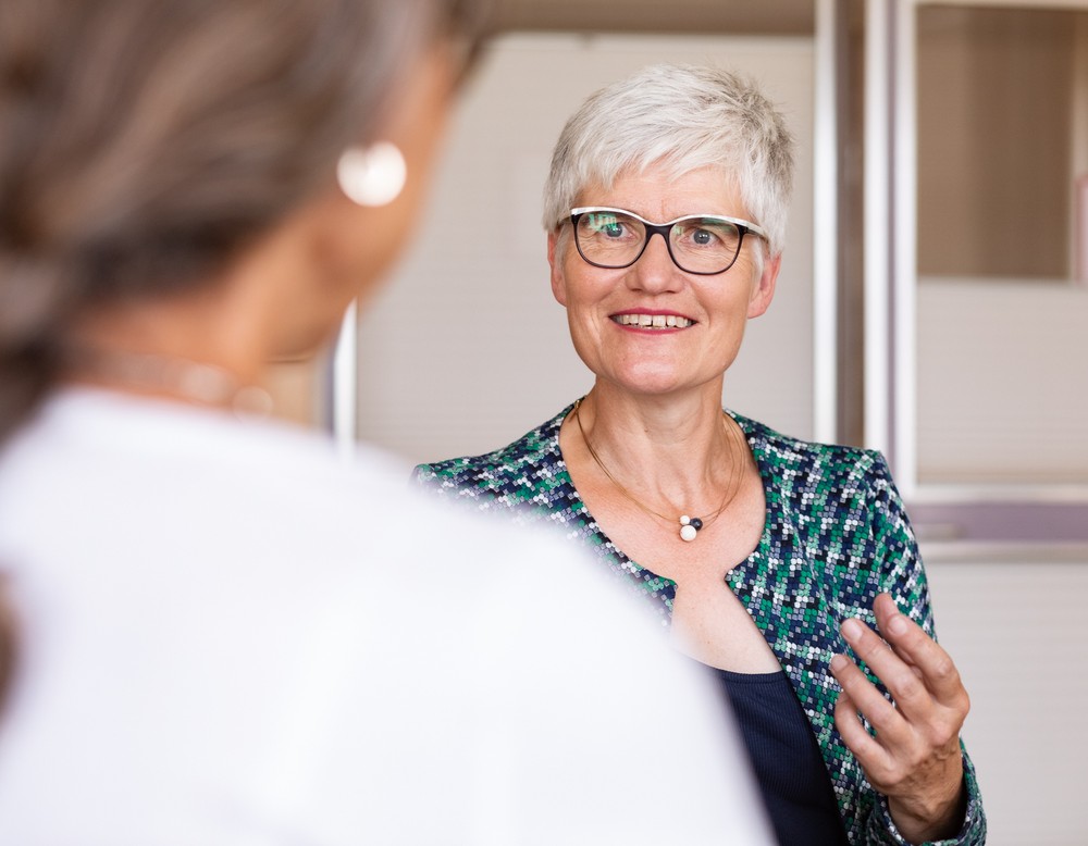 Die Ärztin Dr. Angelika Schelte ist im Gespräch mit ihrem Gegenüber.