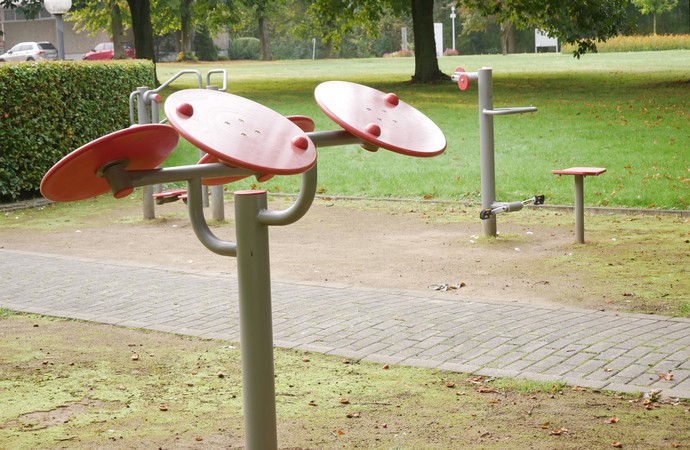 Sportgeräte auf dem Klinikgelände in Lippstadt